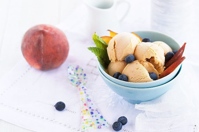 Peach ice cream, homemade recipe to take advantage of seasonal fruit